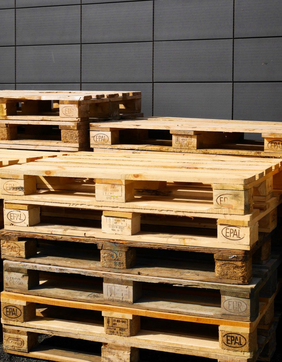 Wooden Pallets in Leeds: Standard vs Bespoke Guide